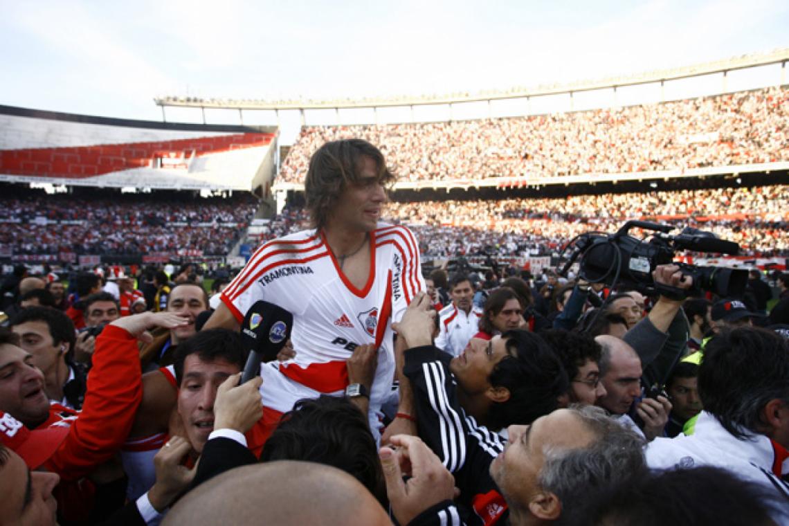 Imagen LA LOCURA del desahogo. River le gana 2-0 a Almirante Brown y vuelve a Primera División. Ponzio es llevado en andas. Ya había ascendido al Zaragoza.