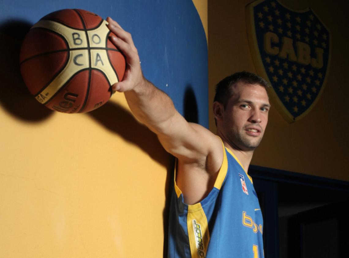 TODO BOCA. Sinfonía en azul y oro. Es el base del equipo de básquetbol e hincha fervoroso del club.