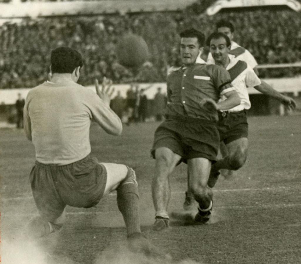 Imagen DIBUJANDO gambetas con la camiseta de Independiente, en un clásico ante River, en 1950.