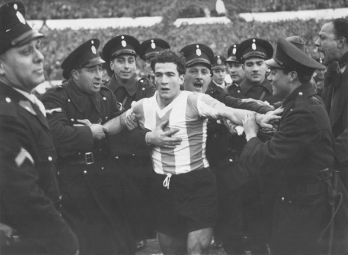Imagen LA POLICIA intenta separarlo de los hinchas, que invadieron el campo para saludarlo tras su partido consagratorio ante Inglaterra en 1953.