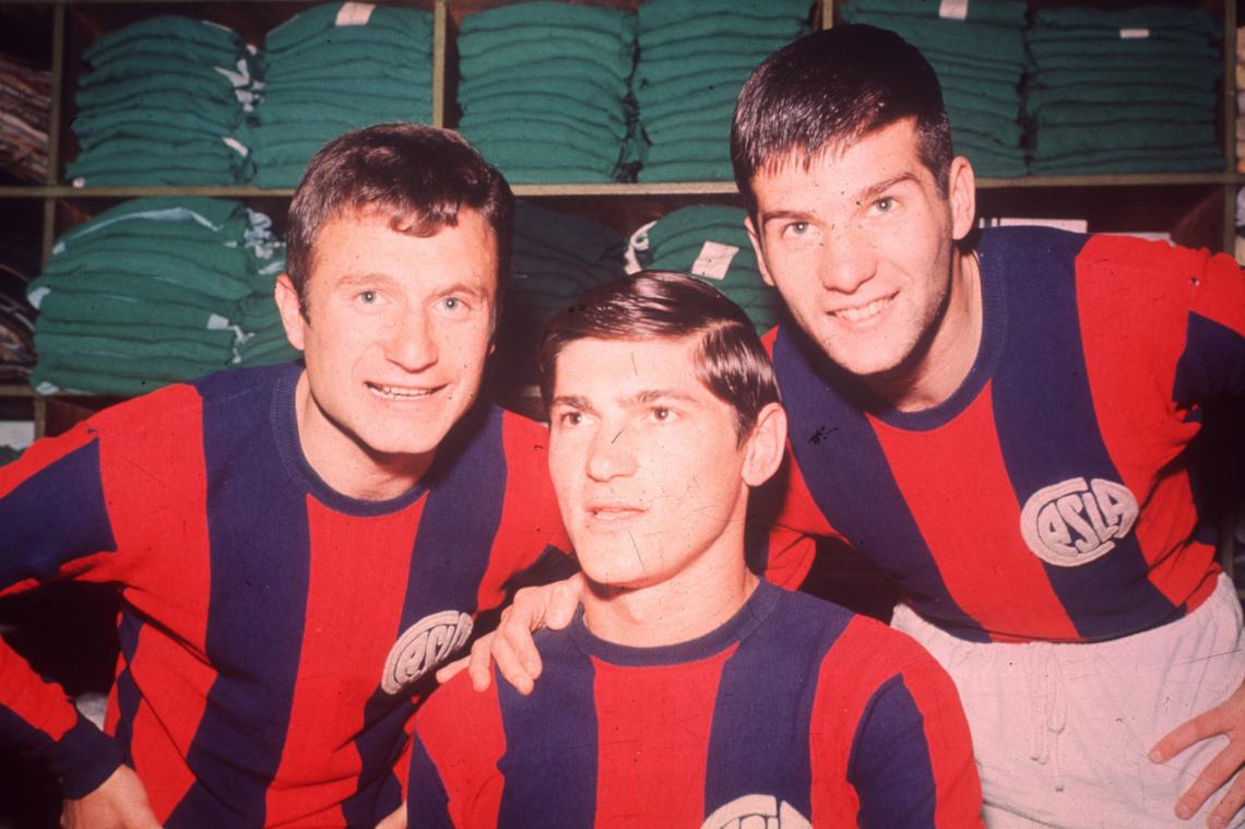 CON RENDO y el Lobo Fischer, integrantes de Los Matadores, equipo con el que Veira ganó su único título como futbolista, en 1968.