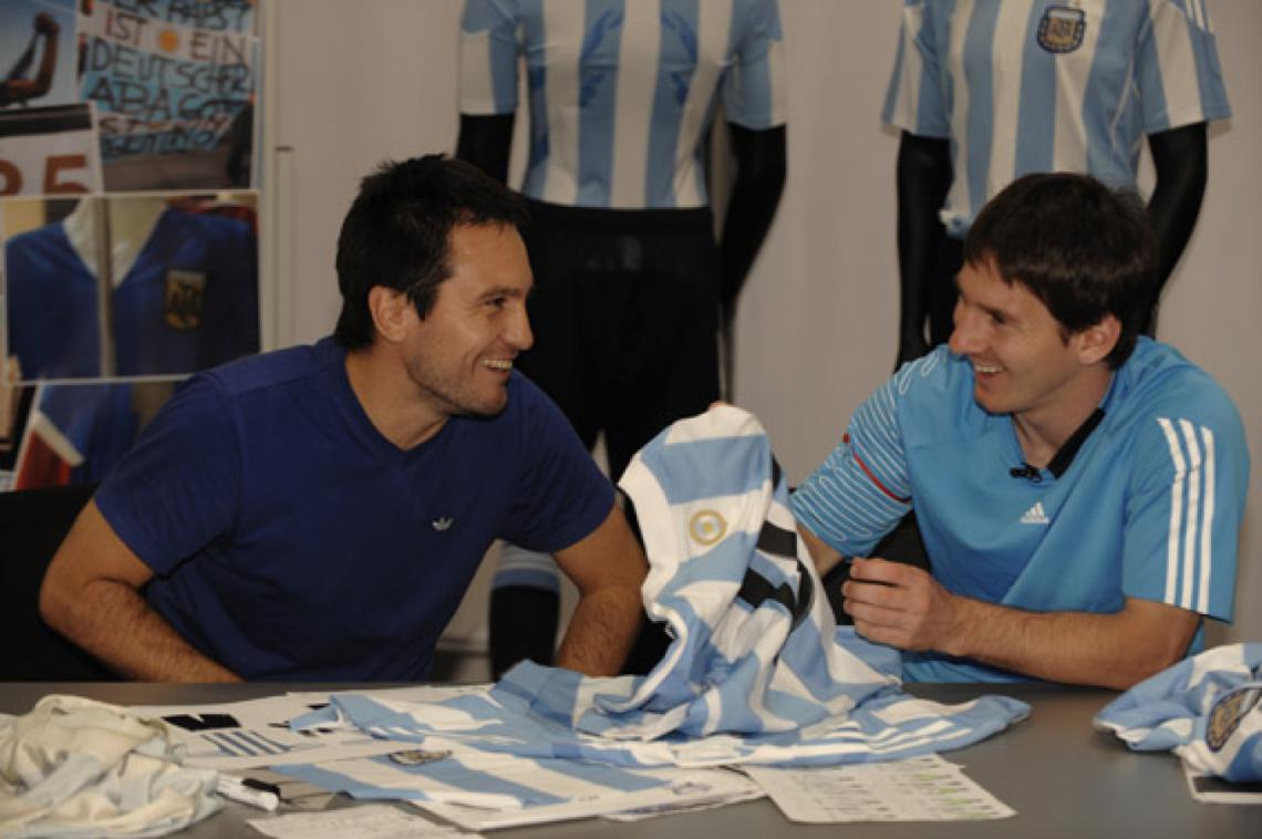 RECIBIO A MESSI y le mostró la camiseta que está diseñando para Brasil 2014, para que nuestro astro se sienta a gusto.