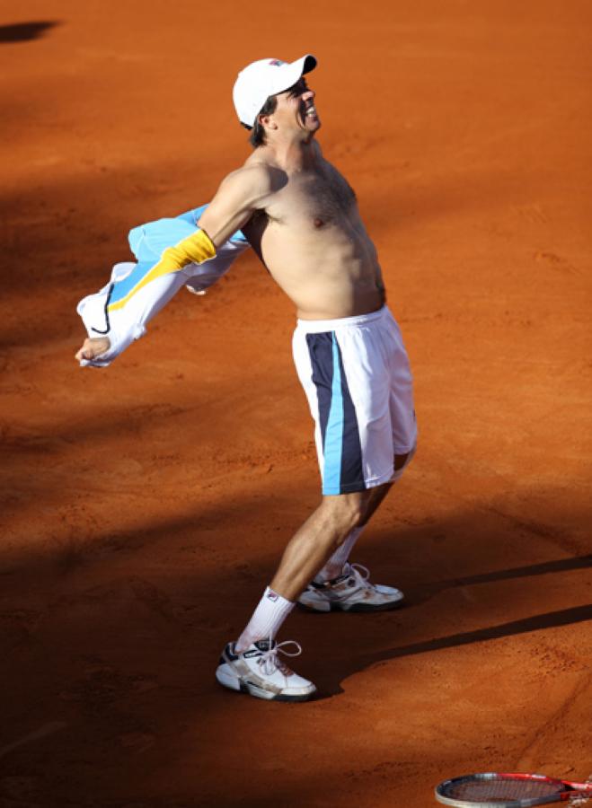 Imagen PATENTADO. Charly ya se rompió la camiseta en dos al derrotar a Gilles Simon. Festejo a lo Hulk, solo reservado para los triunfos en la Copa Davis.