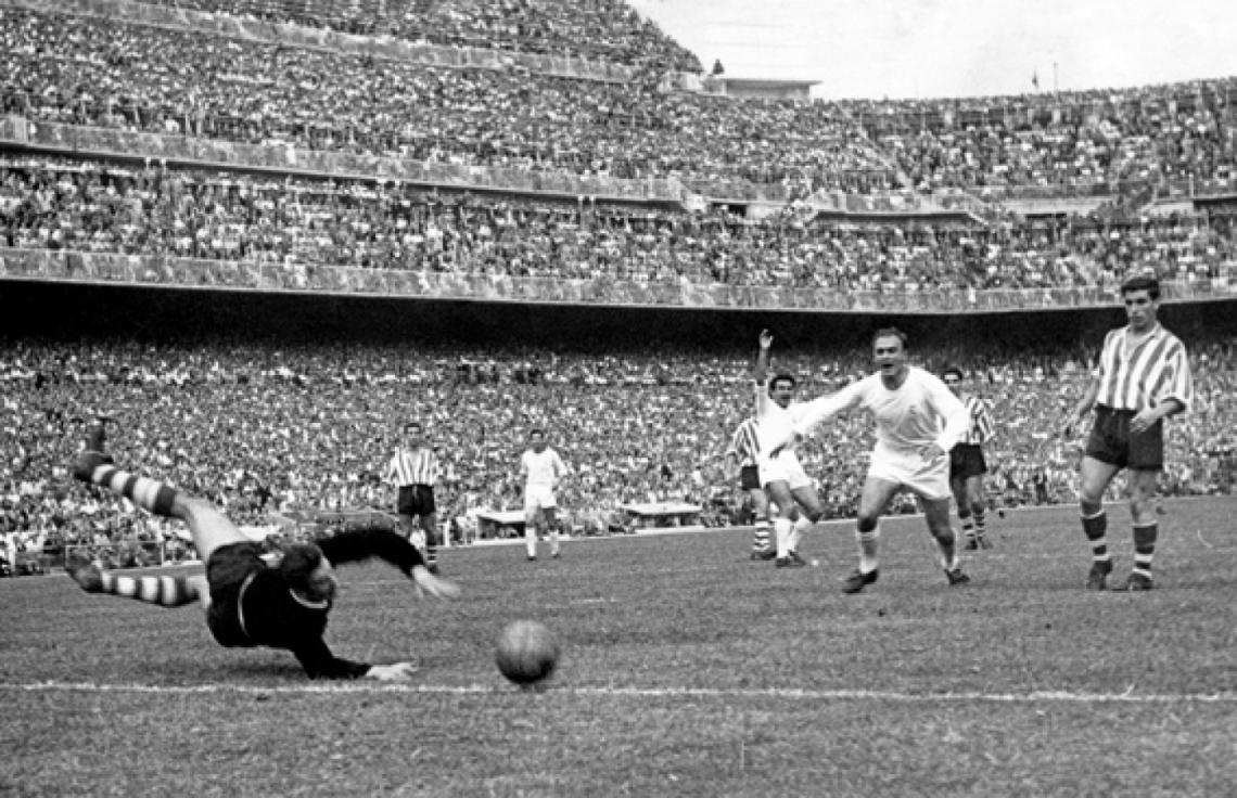 Imagen CON LA CAMISETA del Real Madrid ganó todo y marcó una época.