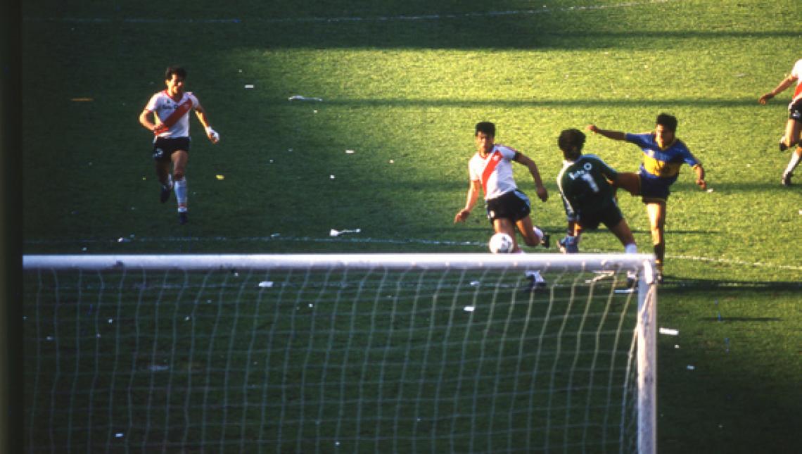 Imagen SEGUNDO gol de Boca en el Monumental. El toque de Alfredo Graciani deja sin chances al Flaco Comizzo para sellar el 2-0.