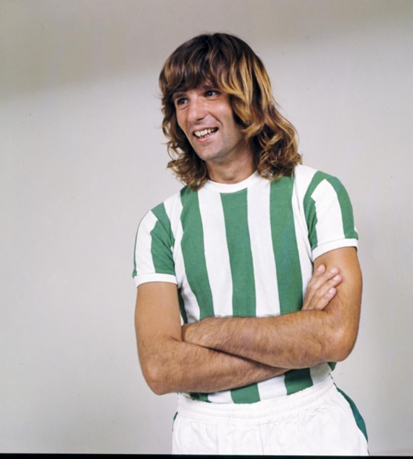 MELENA y la sonrisa característica, con la camiseta de Banfield, club en el que jugó y al que luego dirigió.