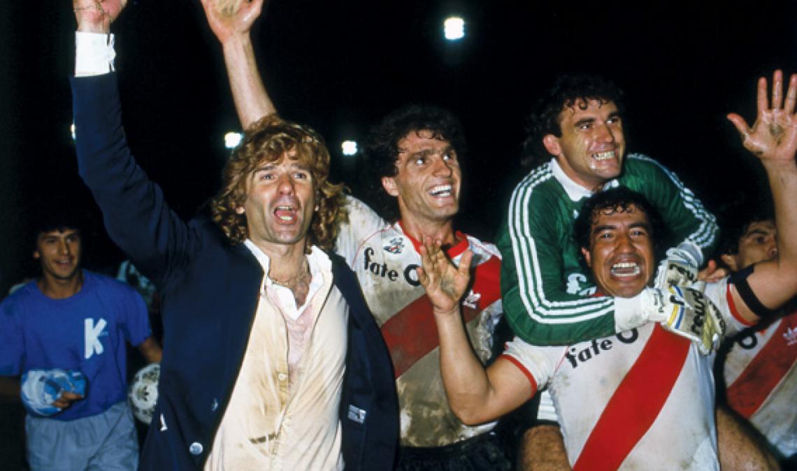 Imagen EMBARRADO como si hubiera jugado, en su ciclo cumbre como entrenador, campeón de Argentina, América y el mundo con River Plate. Con Ruggeri, Pumpido y Gallego.