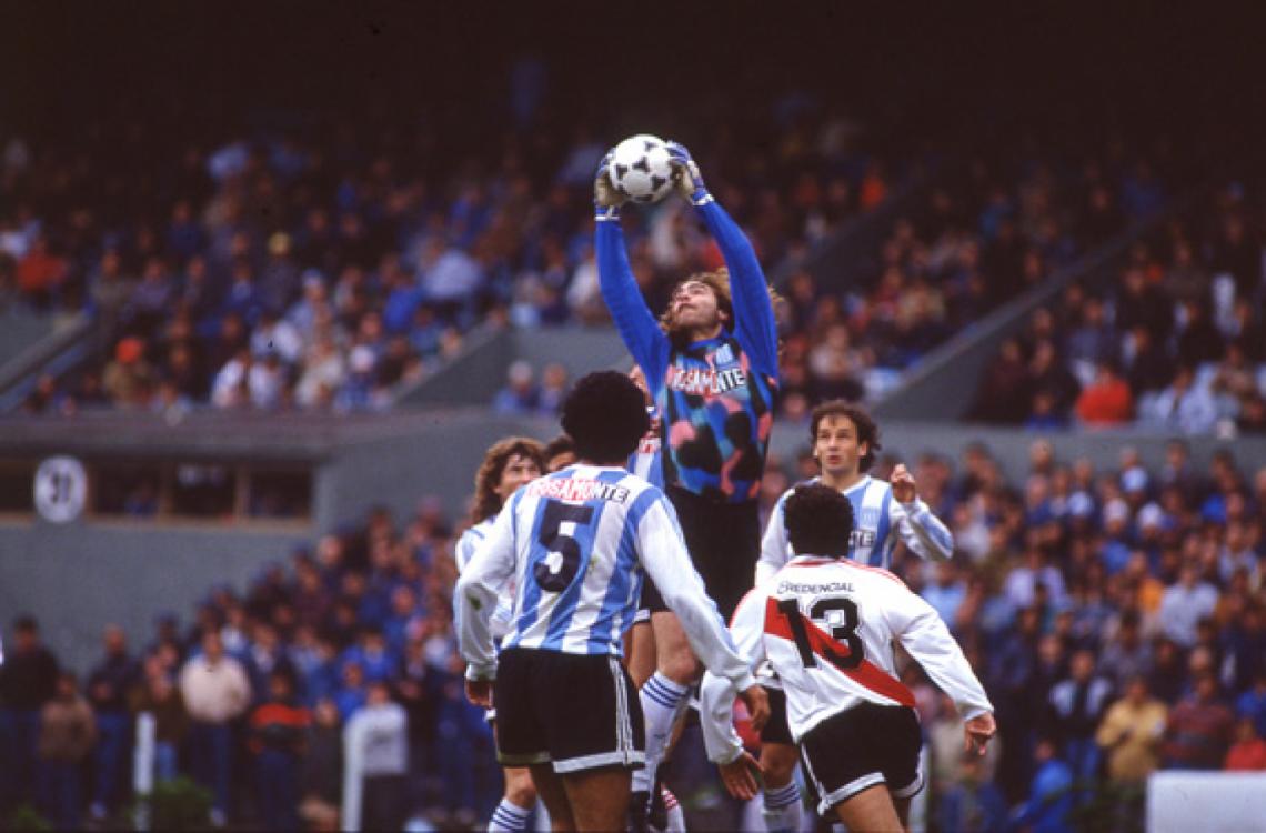 Imagen DESCOLGANDO un centro contra River en 1991, el día que no quería entrar a jugar.