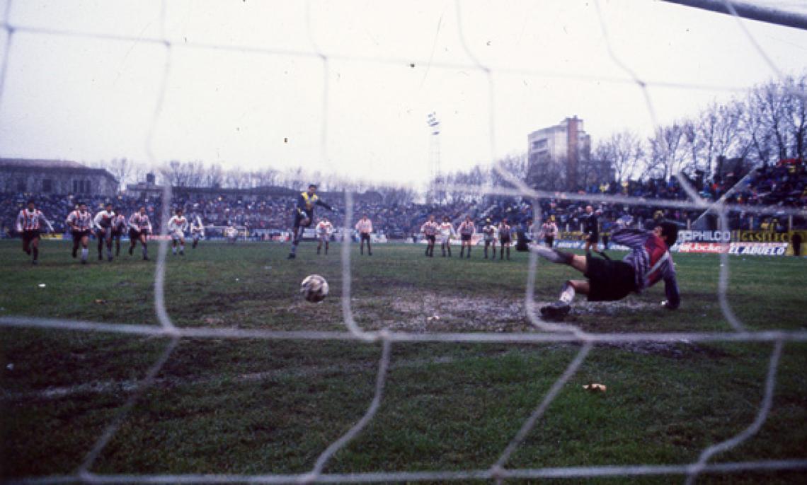 Imagen EL GOL que valió un título y el primero de Chilavert con la camiseta de Vélez: de penal, a Estudiantes, con Yerno yendo al otro lado.