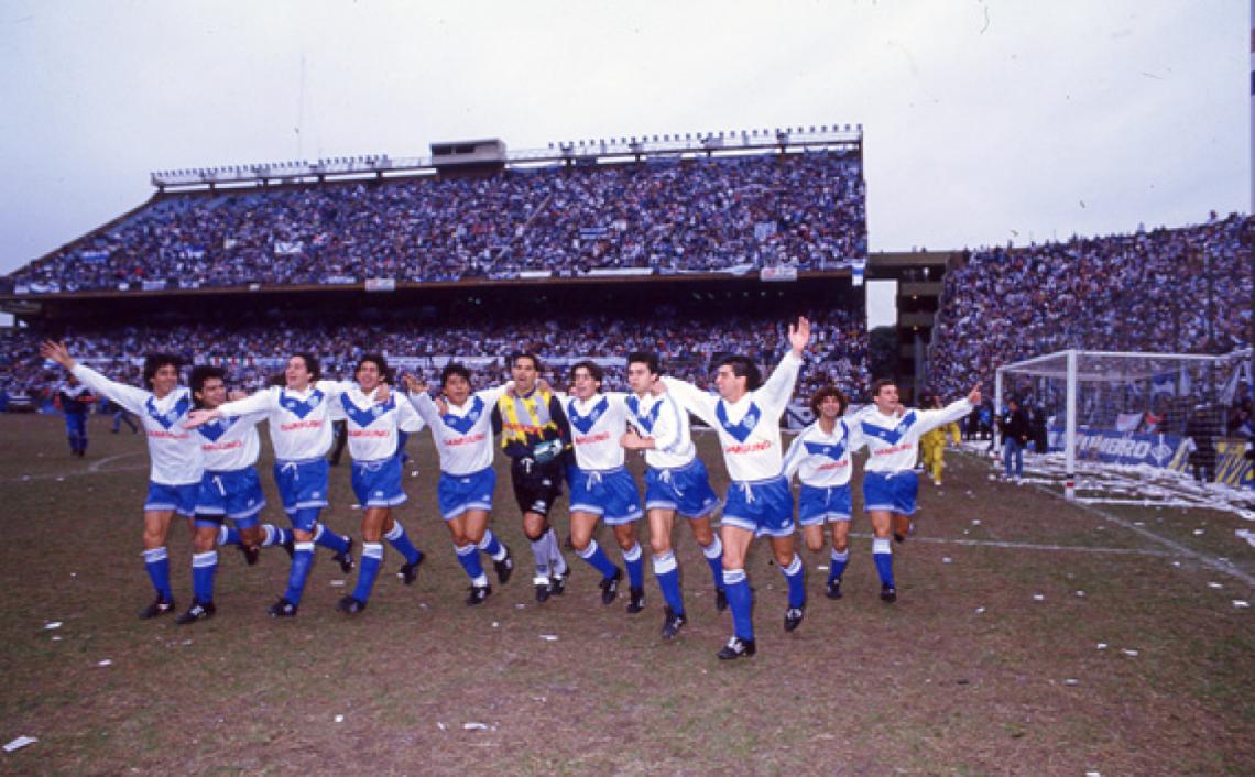 Imagen LA VUELTA EN LINIERS, antes de jugar el último partido. Desde la izquierda, Basualdo, Cardozo, Almandoz, Gómez, Asad, Chilavert, Trotta, Sotomayor, González, Pico y Bassedas.