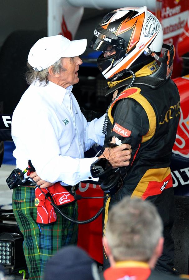 Imagen DOS POTENCIAS se saludan: el mítico Jackie Stewart en el box de Lotus junto a Raikkonen.