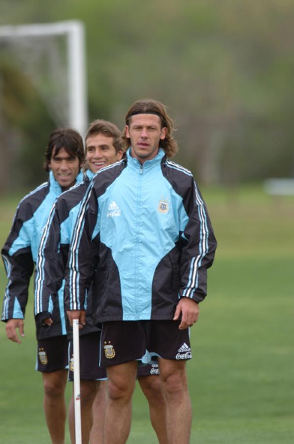 Imagen ENTRE Demichellis y Delgado, en la Selección mayor. Jugó muy poco. Le apunta al Mundial.