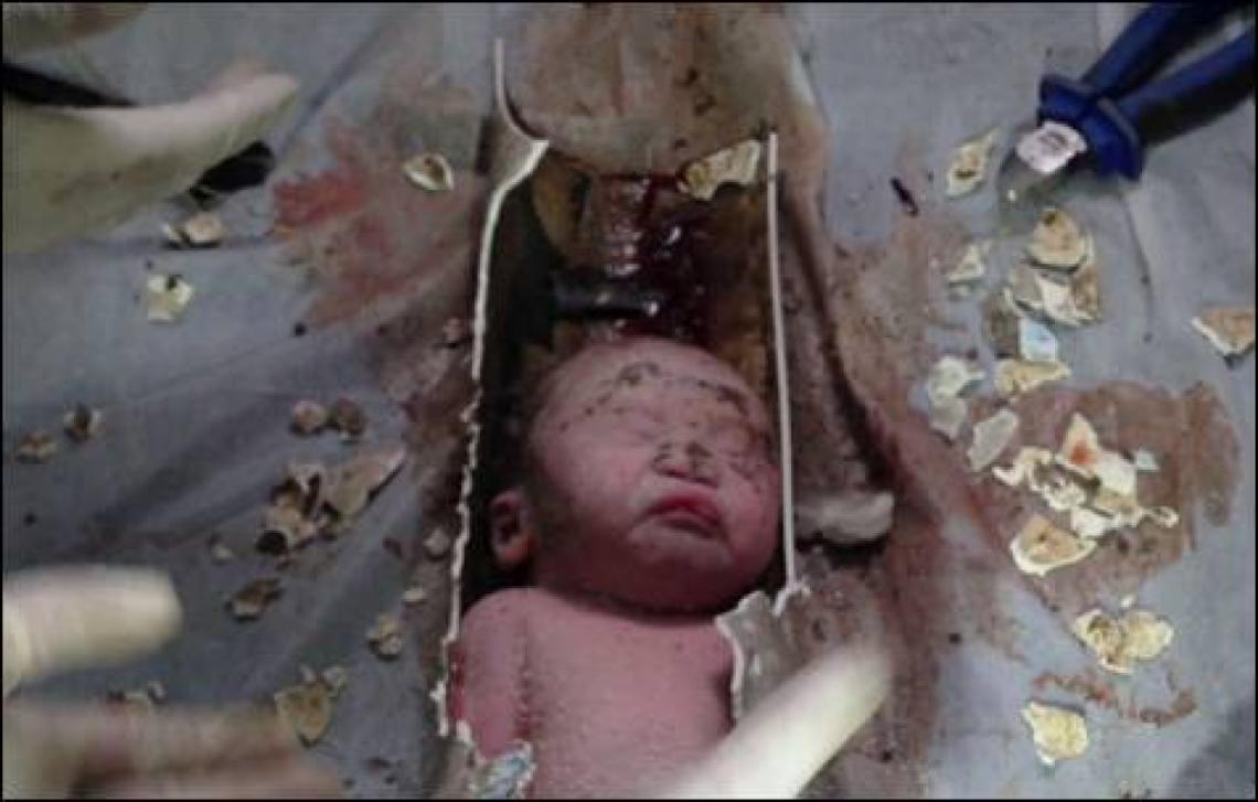 Imagen EL RESCATE del bebé chino que cayó por la cañería de un inodoro impactó al futbolista rumano Adrian Mutu, que buscará adoptar al recién nacido.