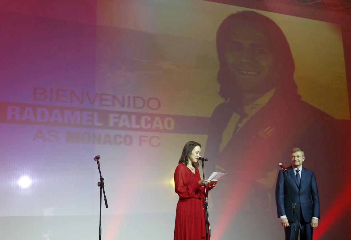 Imagen LA ESTRELLA. El ruso Dimitry Rybolovlev, dueño del club, le da la bienvenida a Radamel Falcao, a quien compró en 60 millones de euros. (Foto: AFP)