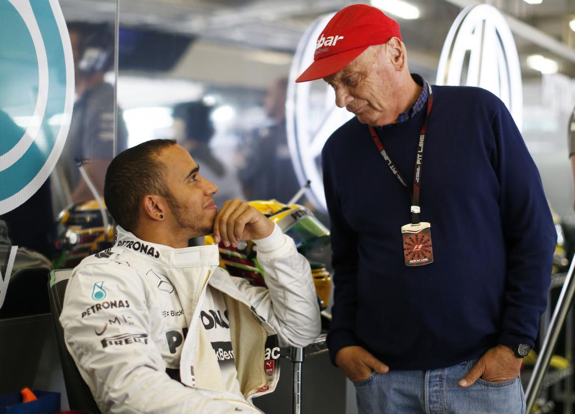 MIRADAS cómplices entre los campeones Lewis Hamilton y Niki Lauda, que el Mercedes AMG F1 Team logró reunir esta temporada.