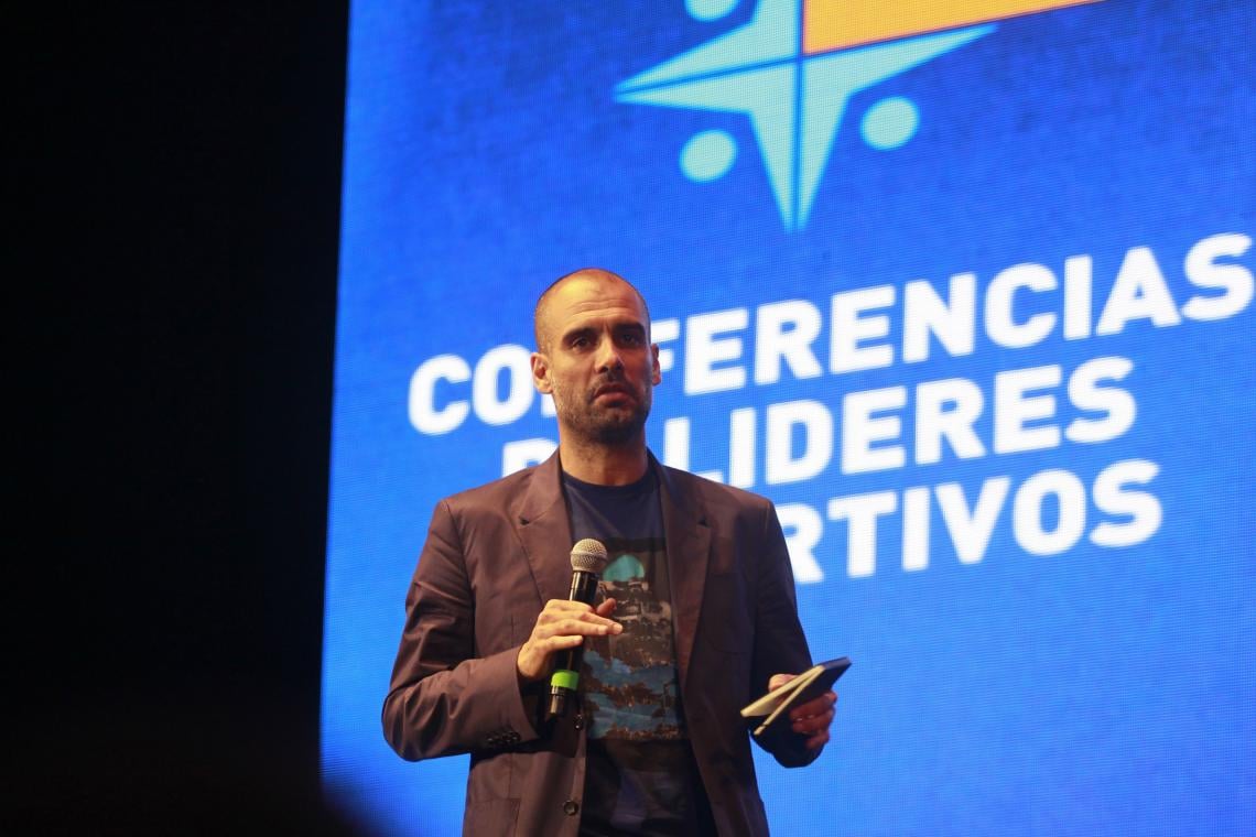 Imagen DE JEANS, remera y zapatillas sorprendió Pep. Y con libretita.