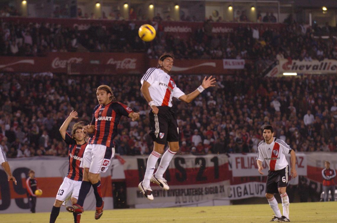 Imagen GANANDOLE de cabeza a Botinelli, en River-San Lorenzo, 2008. Fue campeón con los dos.