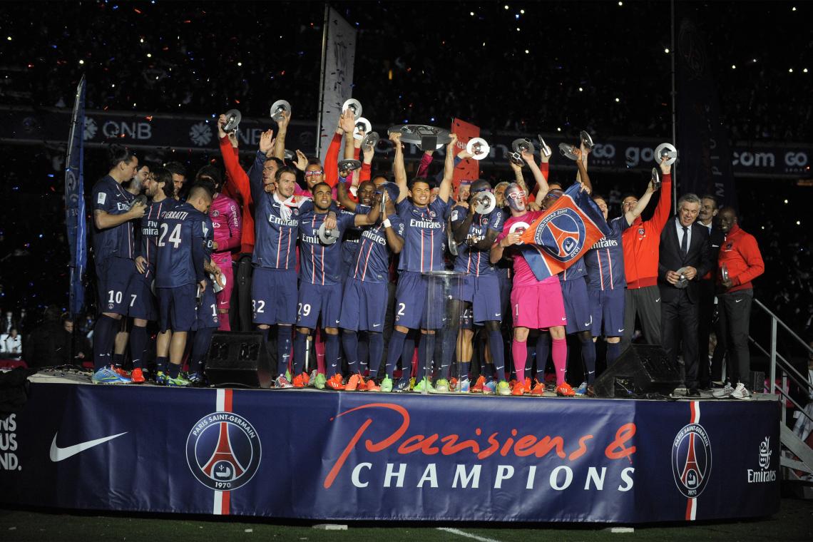 ALLEZ PARIS. Los jugadores del Paris Saint-Germain festejan el primer título en 19 años.
