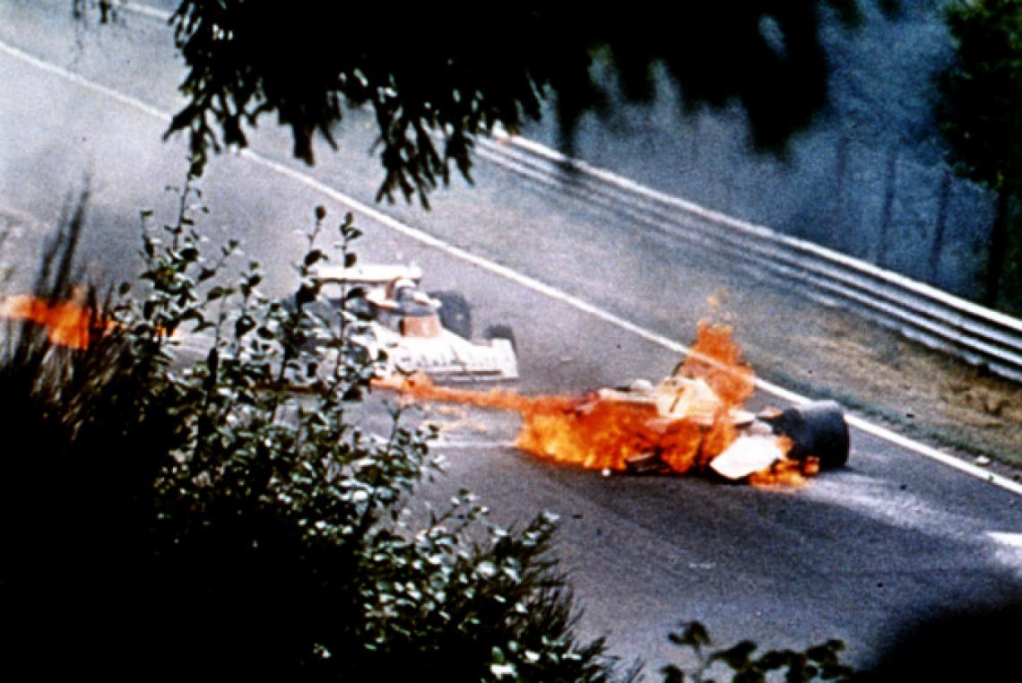 Imagen A 37 AÑOS de aquel tremendo accidente del primero de agosto de 1976 en el GP de Alemania. La Ferrari en llamas hizo temer lo peor, pero increíblemente a los 41 días Lauda regresó a las pistas y extendió su singular vida deportiva.