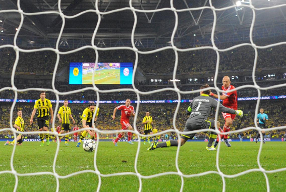 Imagen MOMENTO CULMINANTE: Robeen ya tocó ante la salida del capitán Weindenfeller. Todo el Dortmund mira. Es el gol de la revancha. Y del título.