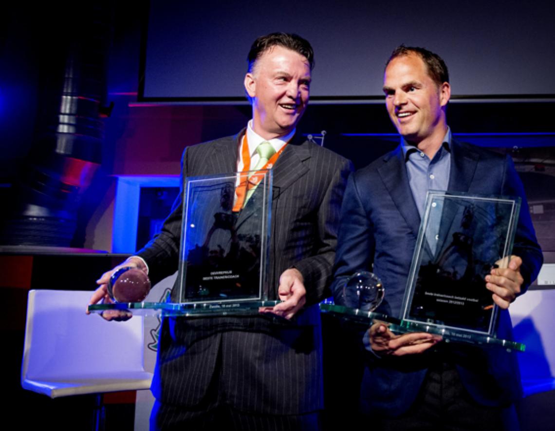 Imagen LEYENDAS: Louis van Gaal y Frank de Boer, laureados con el premio Rinus Michels.