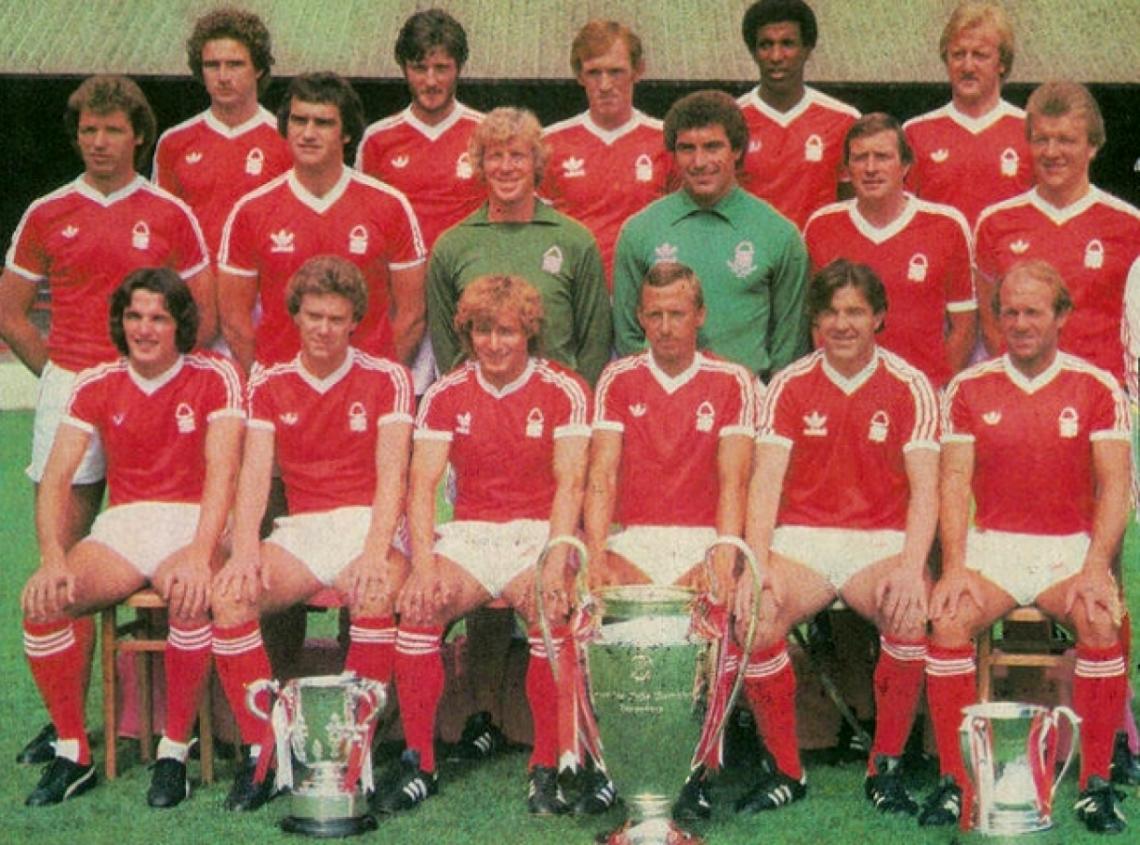 Imagen EL EQUIPO. En la fila superior están O’Neill, Birtles, Bowyer, Anderson y Burns. Parados forman Needham, Lloyd, Montgomery, Shilton, O’Hare y Barret. Sentados se ubican Grey, Woodcock, Hartford, McGovern, Robertson y Gemmill.