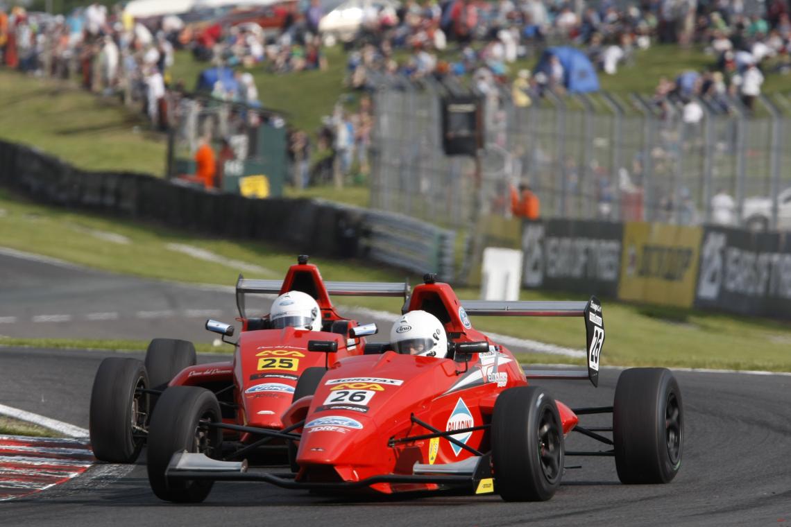 Imagen LA FORMULA Ford Británica es una categoría formativa, en la que Juan Rosso (auto 26) compite para el Jamun Racing, junto con su comprovinciano Nicolás Maranzana.