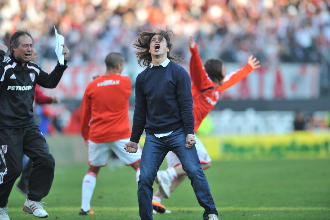 MATIAS Almeyda celebra el ascenso de River frente a Almirante Brown.