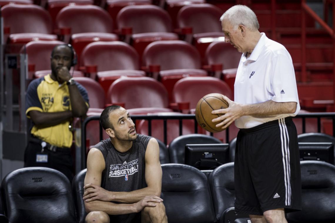 Imagen MAXIMA QUIMICA. Con el entrenador Gregg Popovich. Llevan 11 años.