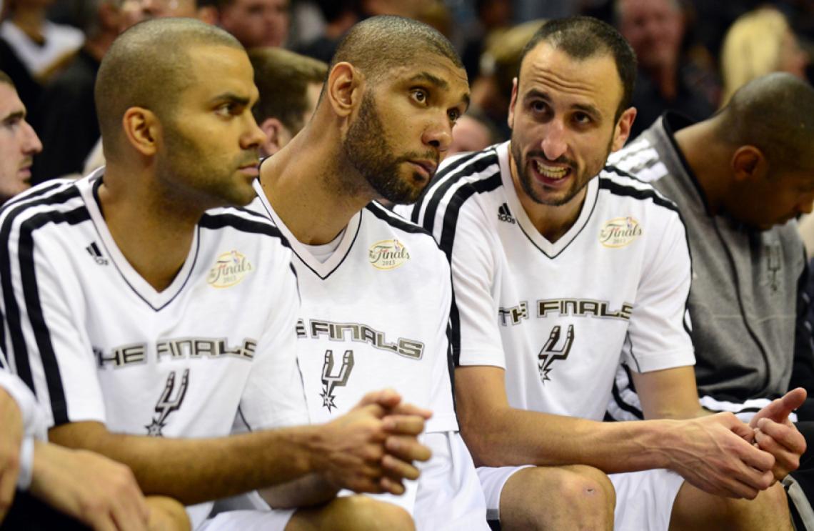 Imagen TRIDENTE HISTORICO. Tony Parker, TIm Duncan y Manu. Suman 39 temporadas.