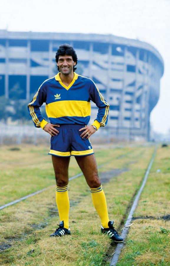 Imagen LOS COLORES pintados, con La Bombonera de fondo. Llegó por pedido del Pato Pastoriza y la rompió. Hoy es fana de Boca y va a la cancha.