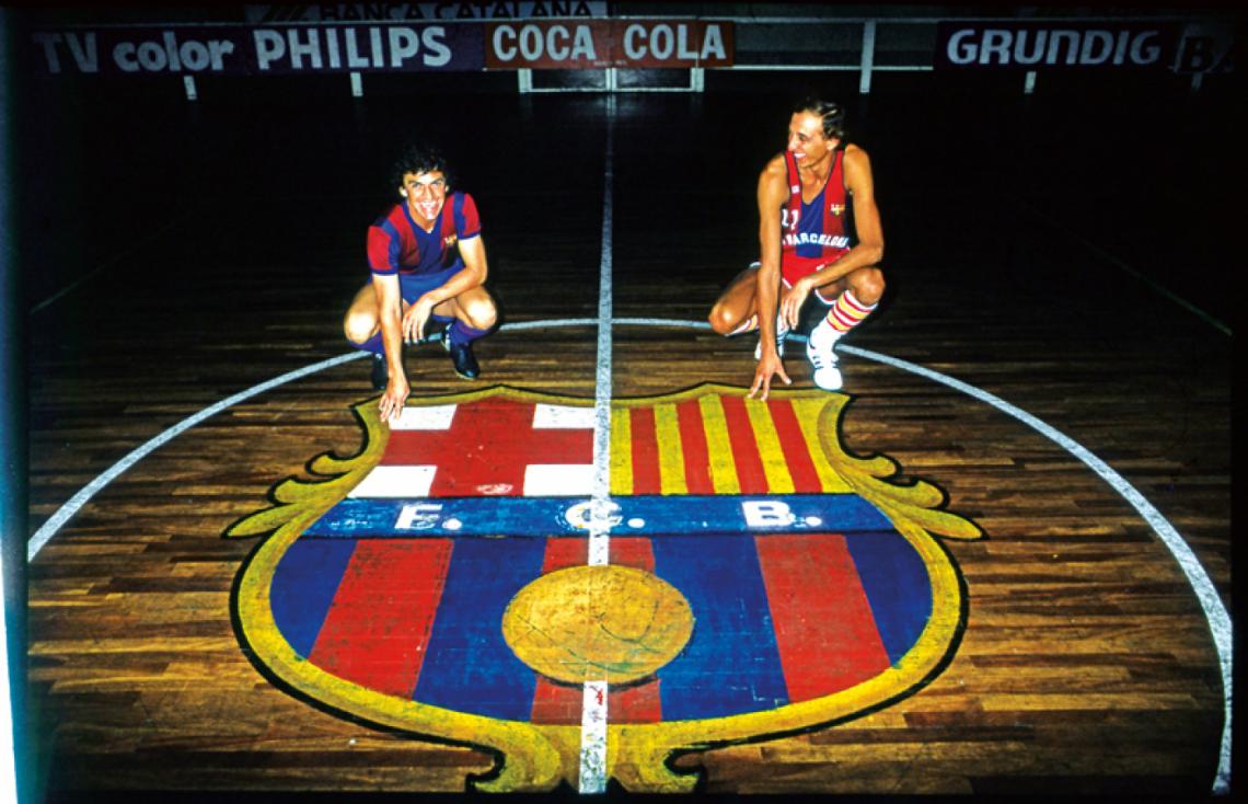 IMAGEN de la nota salvadora, en el gimnasio del Barsa. Con Rafael Zuviría, delantero que jugó en Unión, Argentinos y Racing de Santander antes de ponerse la Blaugrana junto a Cruyff. De la cruz se nacionalizó español y fue medalla de plata en Los Angeles