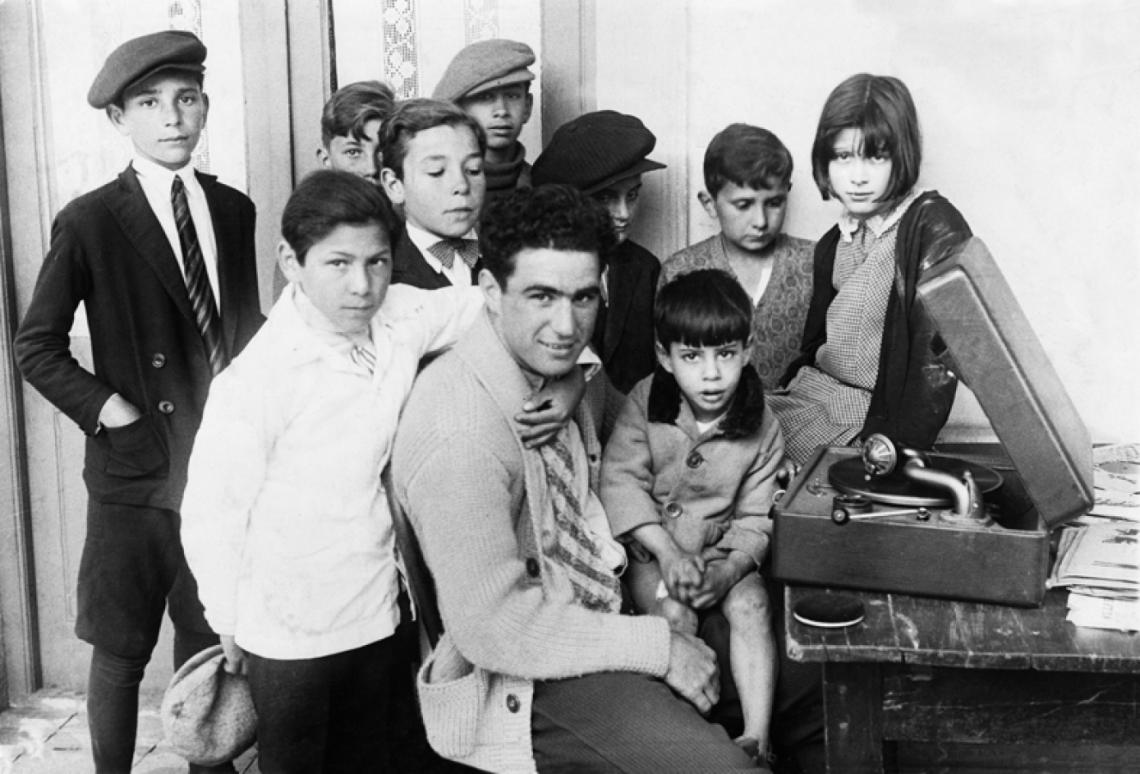 Imagen UNA IMAGEN de las que no se encuentran en Google: Carlos en Montevideo, durante el Mundial de 1930, rodeado de "botijas" y un fonógrafo.