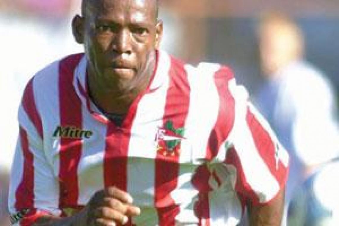 Imagen DOS PARTIDOS, fueron los que jugó Asprilla en el fútbol argentino. Fue una decepción en un Estudiantes que peleaba para escaparle al descenso.