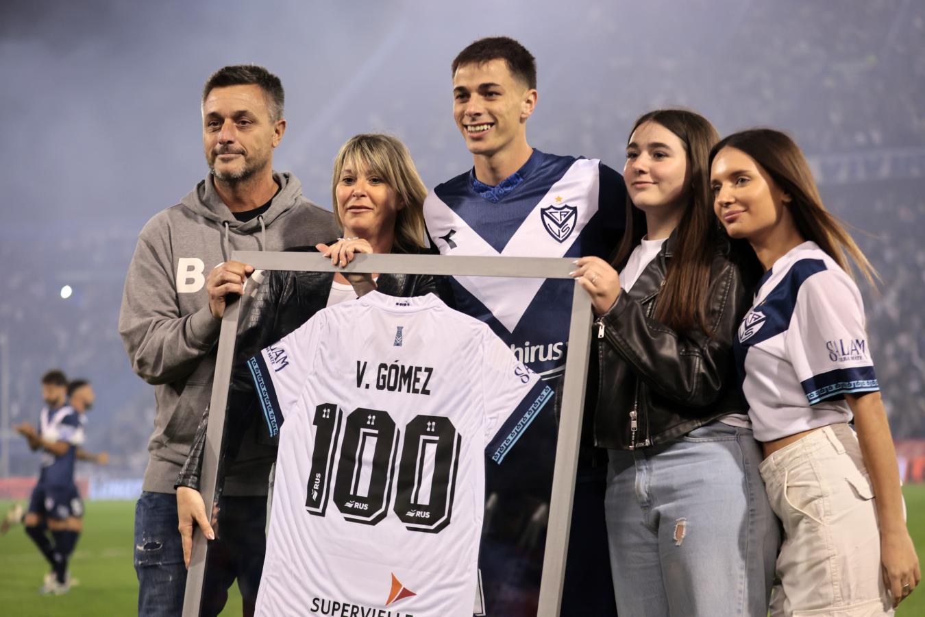 Imagen Reconocimiento a Valentín Gómez por sus 100 partidos.