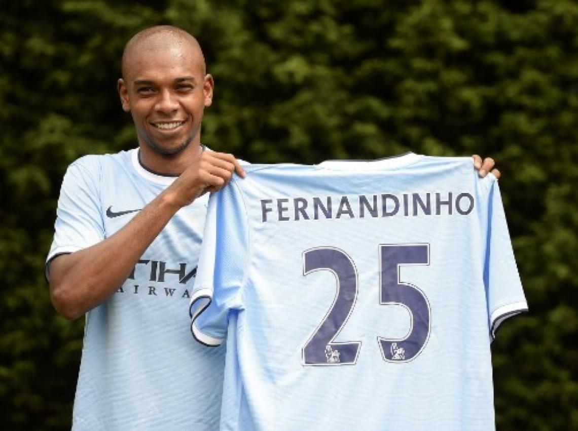 Imagen NUEVA FIGURA. Fernandinho es la nueva joyita del Manchester City. Fue presentado junto al entrenador chileno Manuel Pellegrini.