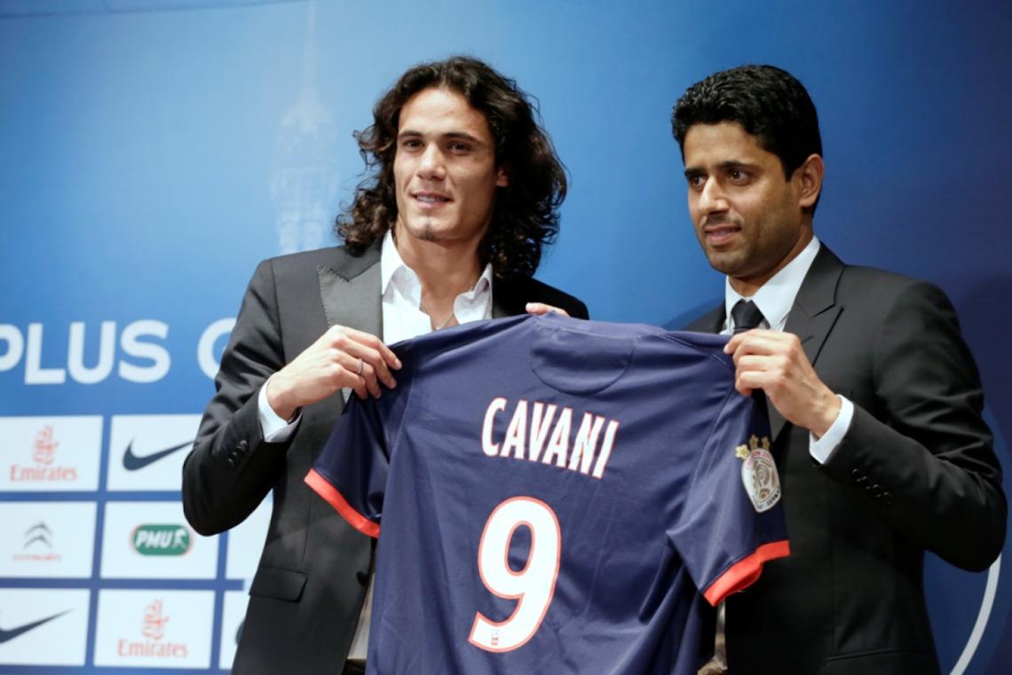 ¿60? ¡64 SON MEJORES! El PSG no se dejó amedrentar por la sorpresa provocada por el fichaje de Falcao, y desembolsó una millonada para contratar a Edinson Cavani, el delantero uruguayo del Napoli.