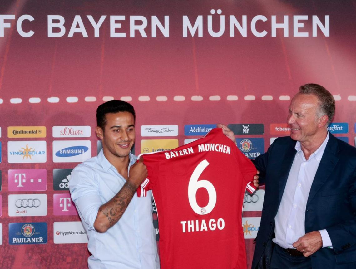 Imagen A LO FERNANDO REDONDO. Thiago Alcántara llegó al Bayern Munich y le asignaron la camiseta número '6', el mismo número que utilizó el destacado volante argentino en Real Madrid, entre 1994 y 2000.