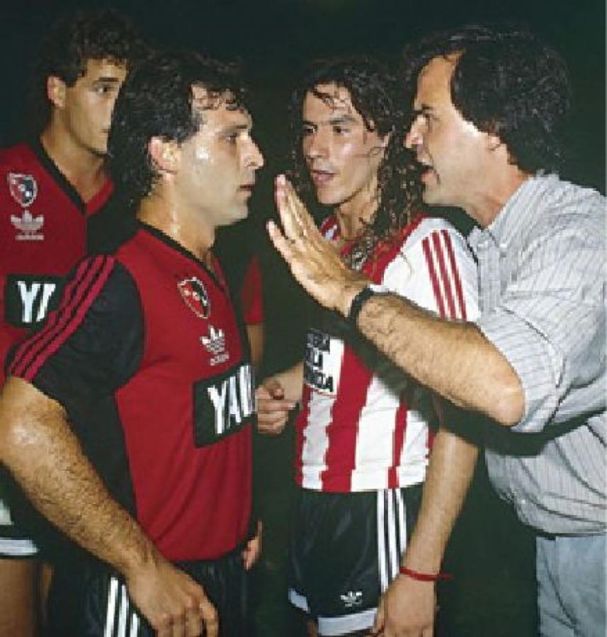 Imagen LA FIGURA Y EL TÉCNICO. Martino y Bielsa se consagraron en Newell's. Luego recorrieron el mundo cosechando éxitos. 