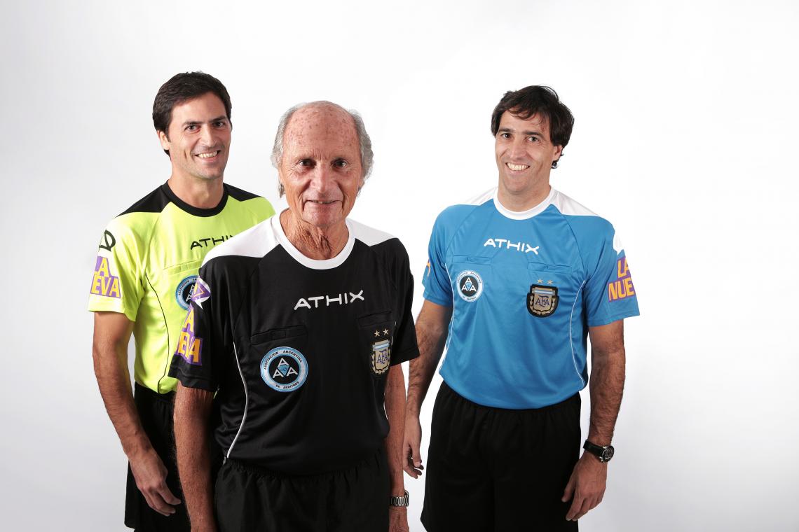 Imagen PAPA, JORGE, de negro como antes, y la sonrisa orgullosa por sus dos hijos: Mauro (izquierda) y Paulo (derecha).