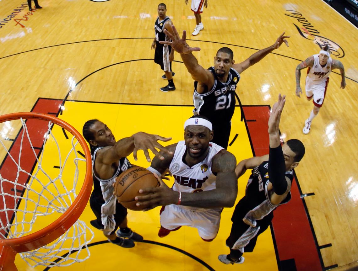 Imagen ENT RE TRES. Igual llega, pese a los seis brazos de los Spurs con Tim Duncan intimidante atrás.
