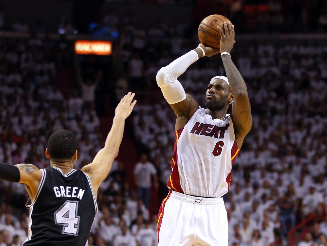 Imagen LLEVA disputadas diez temporadas en la NBA y ganó en la última poco más de 17 millones y medio de dólares.