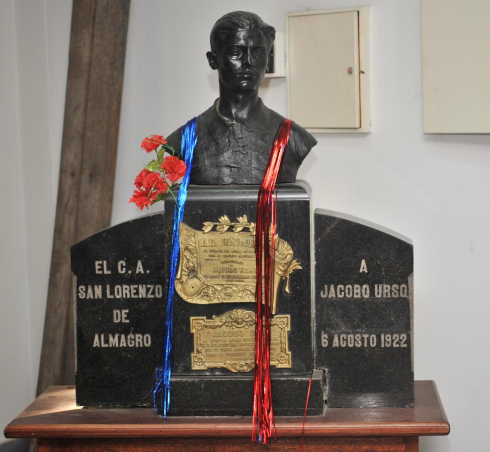 Imagen BUSTO expuesto en la cancha de San Lorenzo en el Bajo Flores.