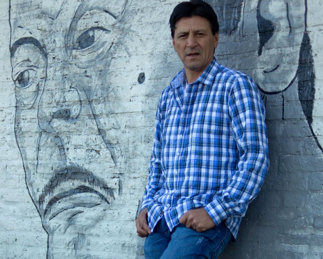 EL MONCHO hoy, a los 51 años, sueña con ascender a Platense a la B Nacional, ante la atenta mirada del Polaco Goyeneche en el paredón que rodea la cancha calamar.