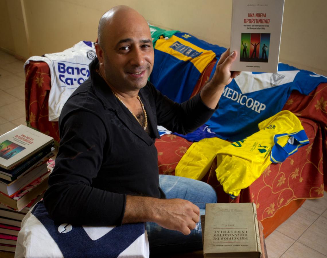 Imagen FELIZ, Bianchi exhibe su obra entre libros y camisetas de fútbol en su casa. 