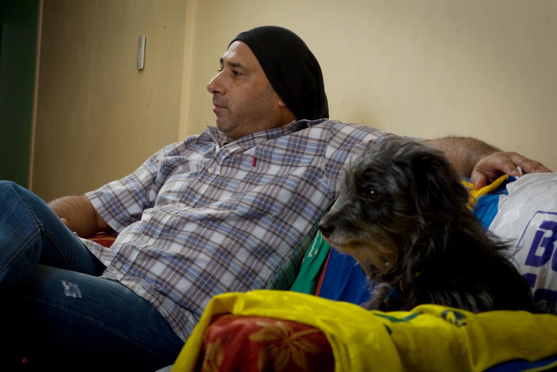 Imagen EQUILIBRADO. Adrián se expresa y Bingo, el perro de Melody, su hija menor, de 18 años, también está atento.