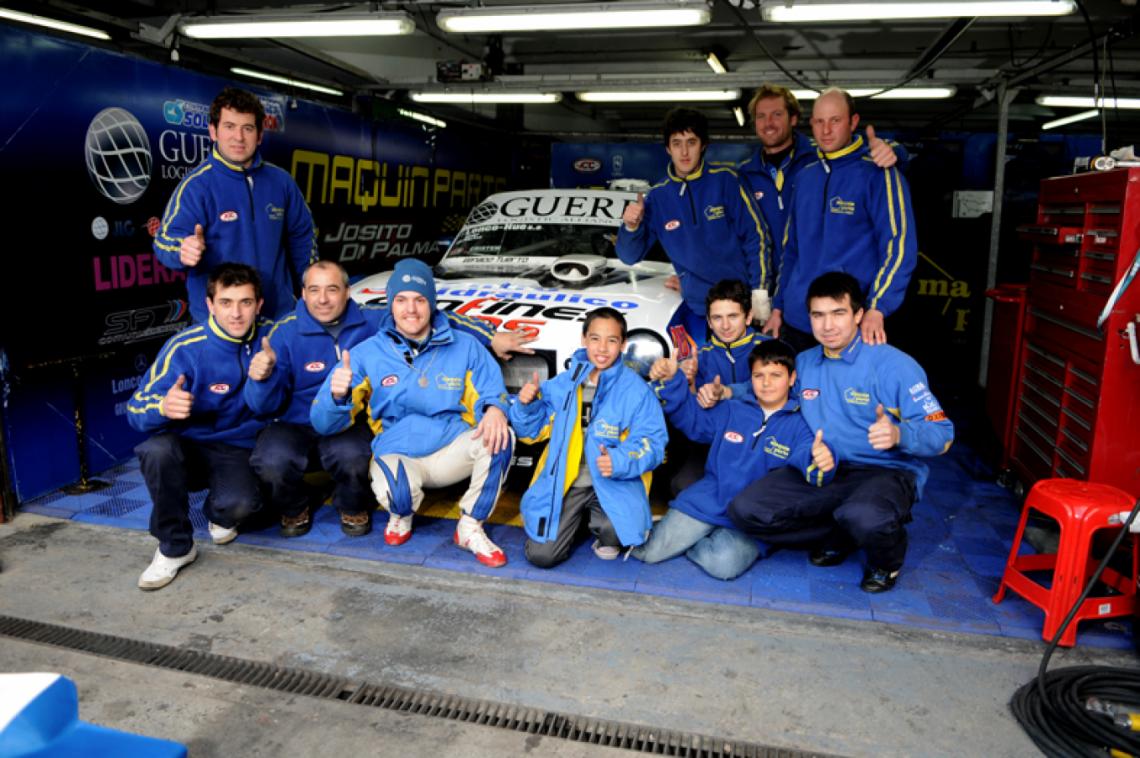Imagen JUNTO con los mecánicos de la estructura Maquin Parts Racing, que tiene su sede en Venado Tuerto.