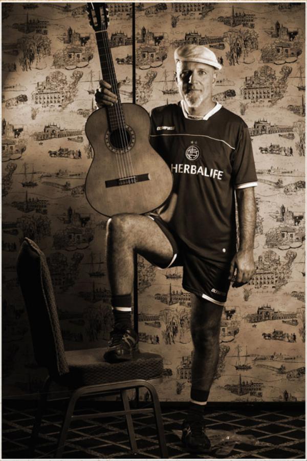 Imagen GUSTAVO CORDERA, exBersuit, posó para El Gráfico con la camiseta de Lanús.