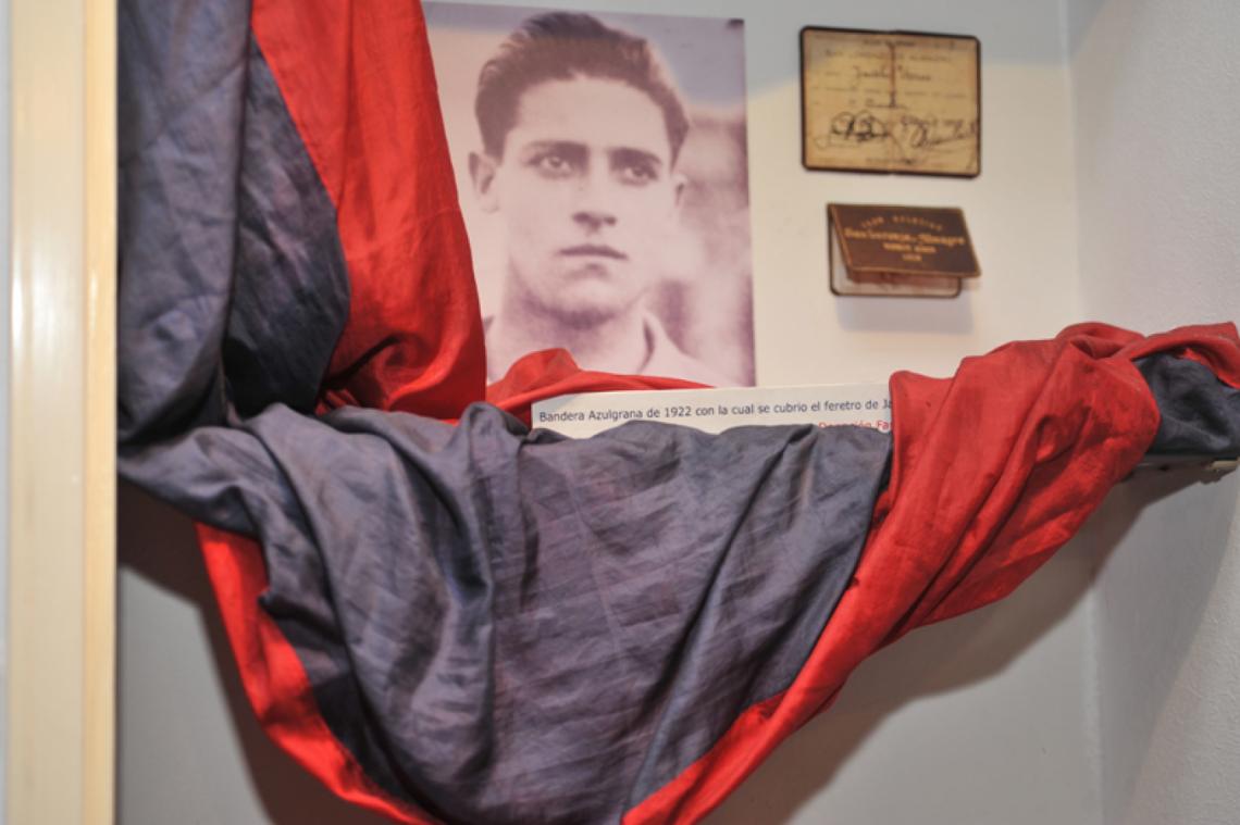 Imagen SU IMAGEN, su carnet y la bandera que cubrió su ataúd están en el museo que lleva su nombre.