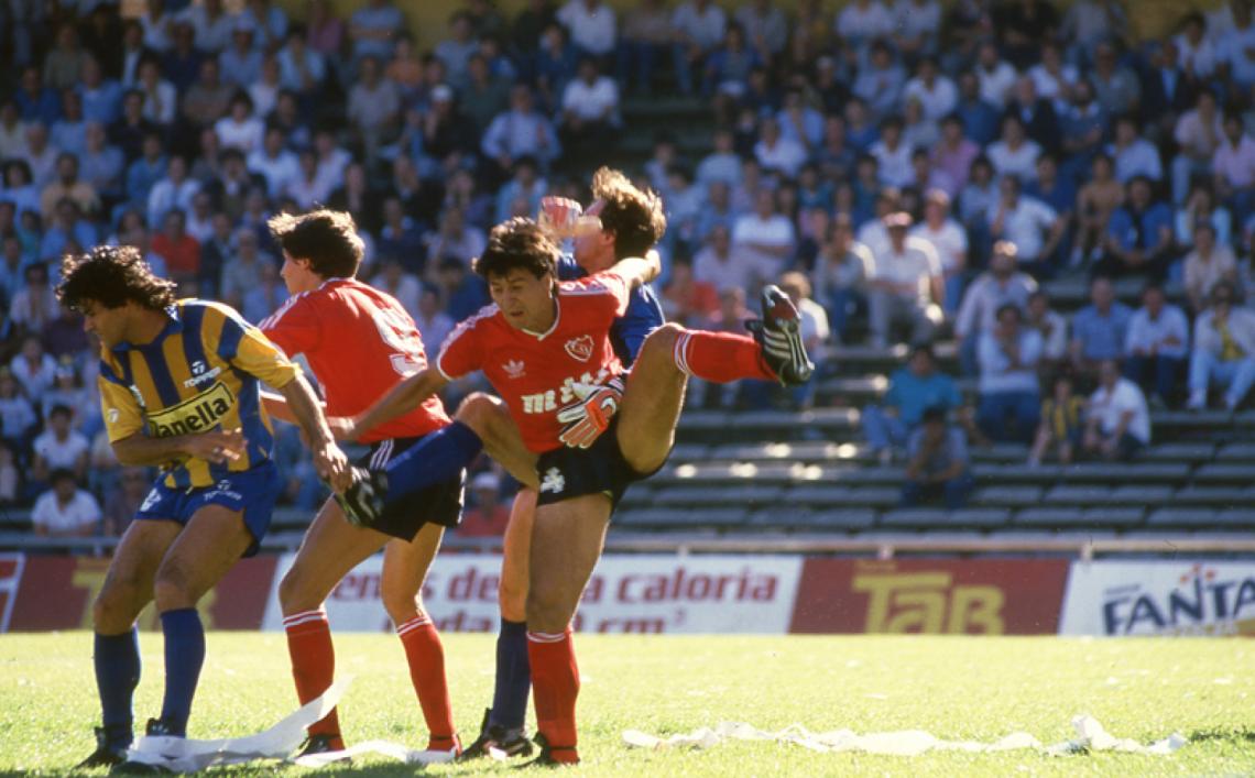 EN EL CLUB DE SUS AMORES, cuando fue campeón con el Indio Solari en 1989. Así defendía, con alma y vida, y con pierna fuerte también.